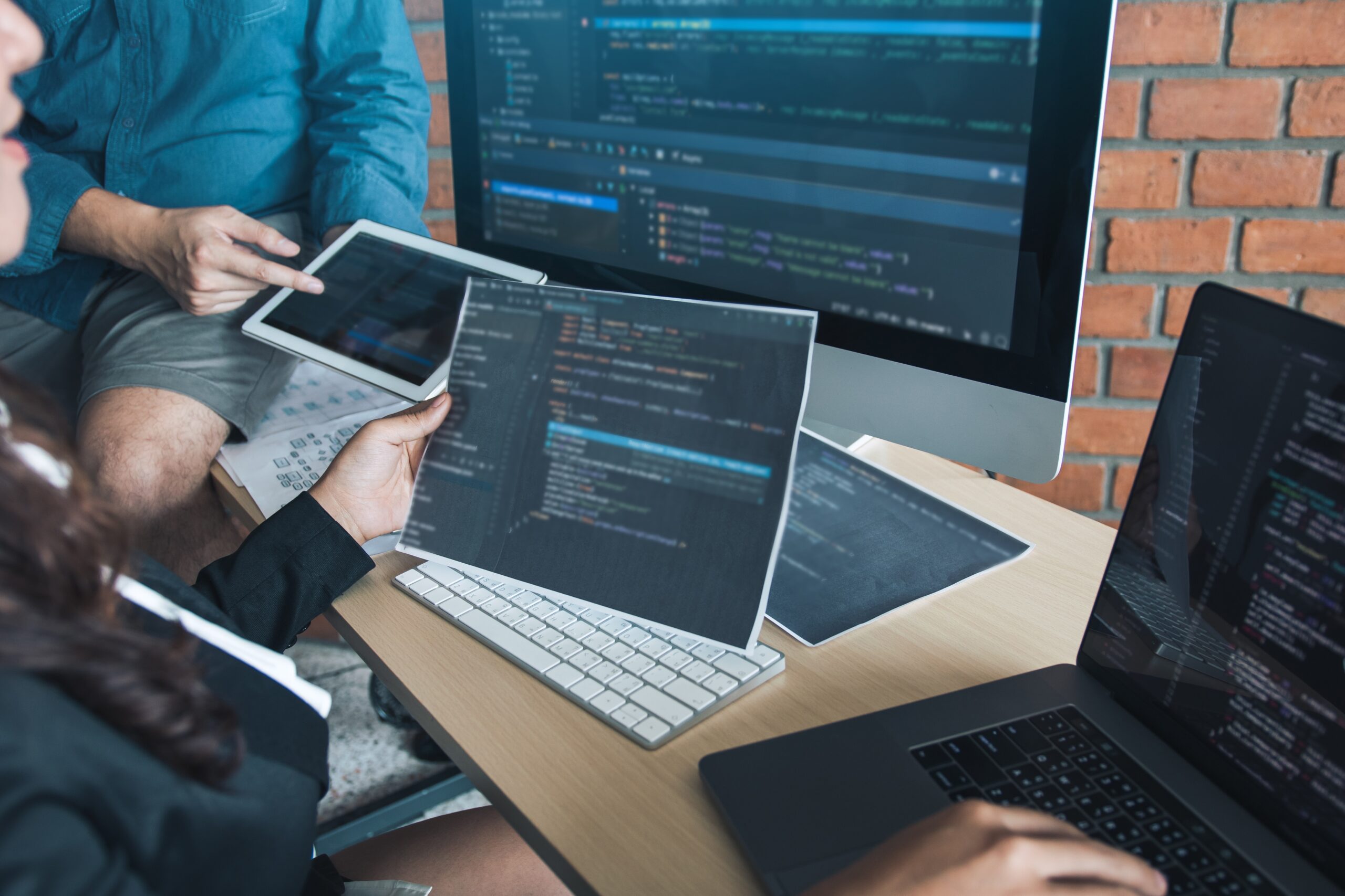 Two software developers are analyzing together about the code wr